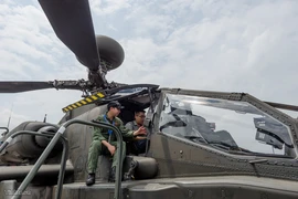 Trực thăng chiến đấu AH-64D Apache và máy bay vận tải lên thẳng MV-22 Osprey của Boeing