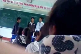 Sa thải thầy giáo đánh nhau với học sinh trên bục giảng