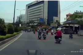 Bị cướp bất ngờ khi xài điện thoại trên đường