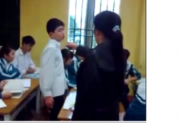 Nam sinh chửi cô, giáo viên bắt trò tát nhau