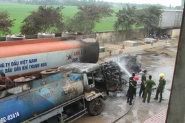 Chập điện hai xe sang chiết dầu bốc cháy dữ dội 