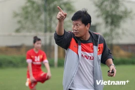HLV Trần Vân Phát cảnh cáo các học trò: Lên tuyển để ăn cơm à?