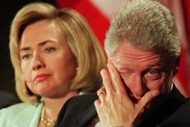 Vợ chồng Bill Clinton bị “cháy túi” sau khi rời Nhà Trắng