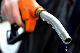 Giá xăng tăng mạnh lên 25.230 đồng/lít