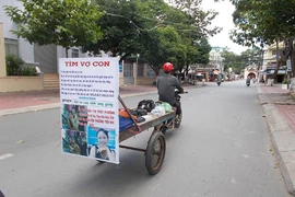 Chuyện tình chàng trai lang thang trương bảng 'tìm vợ con'