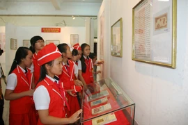 Chủ tịch Hồ Chí Minh qua bộ sưu tập tiền và tem thư Việt Nam