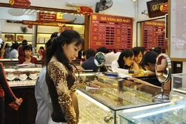 Giá vàng “lao dốc”, chênh lệch lên gần 4 triệu đồng/lượng
