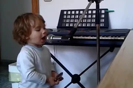 'Nghệ sĩ' nhí biến tấu với harmonica
