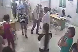 Clip côn đồ 'xộc' vào phòng cấp cứu đánh bác sĩ gãy xương quai hàm
