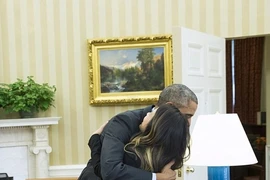 Hình ảnh Nina Phạm ôm Tổng thống Obama sau khi xuất viện