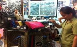 Tịch thu 2000 sản phẩm giả tại chợ Bến Thành và Sài Gòn Square