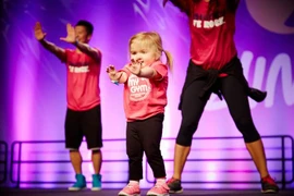 Màn trình diễn Zumba đáng yêu của bé gái suy tủy