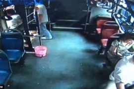 Sốc với màn xuống xe bus bằng... cửa sổ