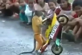 Trố mắt xem khỉ lái mô tô