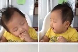 Đáng yêu xem bé vừa ăn vừa ngủ