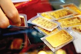 Vàng tăng nhẹ, USD giảm