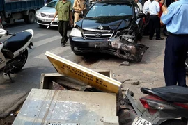 Xe 'điên' tông hàng loạt xe máy trên vỉa hè