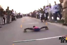 Há hốc mồm với cuộc thi trượt patin không giống ai