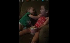 Bé vừa ăn mì, vừa xem phim, vừa ngủ gật siêu đáng yêu
