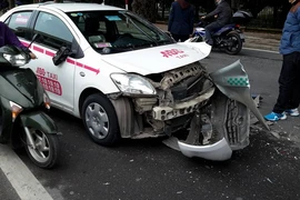 Hai taixi bẹp đầu sau cú tông nhau trên đường