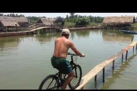 Bá đạo với màn qua cầu khỉ bằng... xe đạp