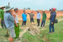 Dân lại chặn xe thi công đường cao tốc