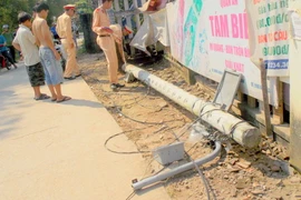 Xe ben liên tiếp 'đạp đổ' sáu cột điện