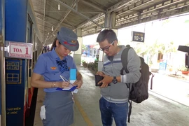Tăng giá vé tàu ngoại ô lên gấp đôi