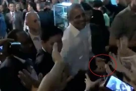 Giải mã hành động tháo nhẫn trước khi bắt tay của ông Obama