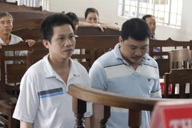 Trộm mủ cao su, cùng nhau lãnh án