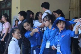 Hàng ngàn thí sinh làm thủ tục thi THPT quốc gia 