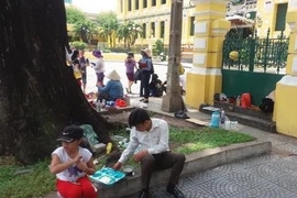Những hình ảnh chưa đẹp trước Bưu điện TP