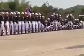 Tròn mắt với màn diễu binh nghệ thuật tuyệt đẹp