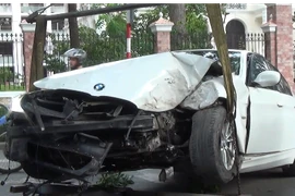 BMW nát đầu vì lao vào gốc cây