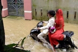 Thấy gì từ đám cưới chạy lũ ở Quảng Bình đang gây sốt 