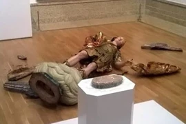 Ham hố selfie, khách tham quan phá tượng cổ 400 tuổi
