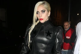 Lady Gaga gây sốc khi mặc 'bao rác' xuống phố