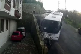 Clip: Xe bus mất lái, 3 người thoát chết trong gang tấc