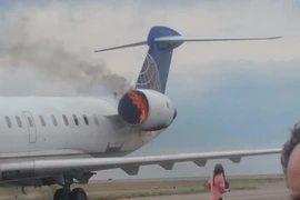 Hoảng vì máy bay United Airlines cháy động cơ giữa trời