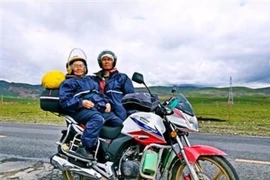 Mẹ già 84 tuổi cùng con trai phượt Tây Tạng