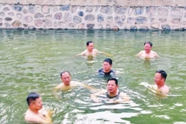 Thị trưởng tắm sông để chứng minh nước không ô nhiễm