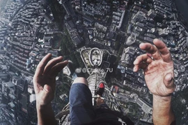 Leo lên đỉnh tháp cao 450 m chỉ để... selfie