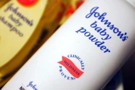 Johnson & Johnson bồi thường 417 triệu USD vì phấn rôm 