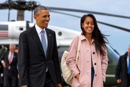 Con gái rượu ông Obama nổi đóa với các fan