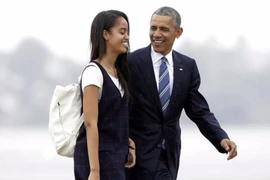 Ông Obama tiễn con gái cưng, khóc trước mặt mật vụ