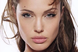 Angelina Jolie tố cáo từng bị ông trùm Hollywood gạ gẫm