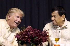 Ông Trump mặc trang phục truyền thống của Philippines