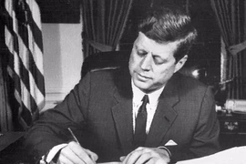 Chữ ký cuối cùng của ông Kennedy được rao bán giá khủng