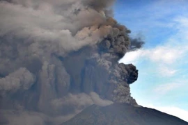 Núi lửa Indonesia phun trào, 24.000 dân sơ tán
