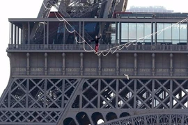 Nín thở với màn đi dây thăng bằng đến tháp Eiffel 